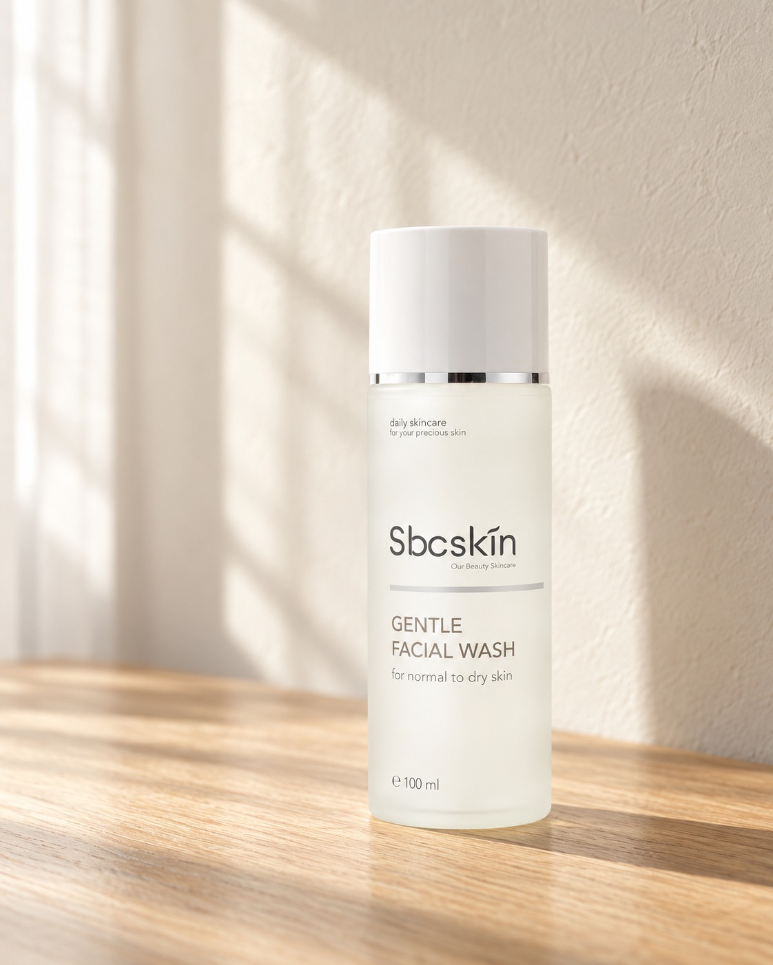 Gentle Facial Wash di meja kayu dengan cahaya jendela pagi